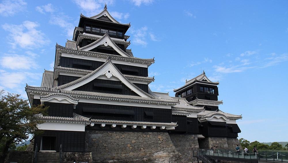 Kumamoto Castle left illuminated all night long as symbol of hope for earthquake victims