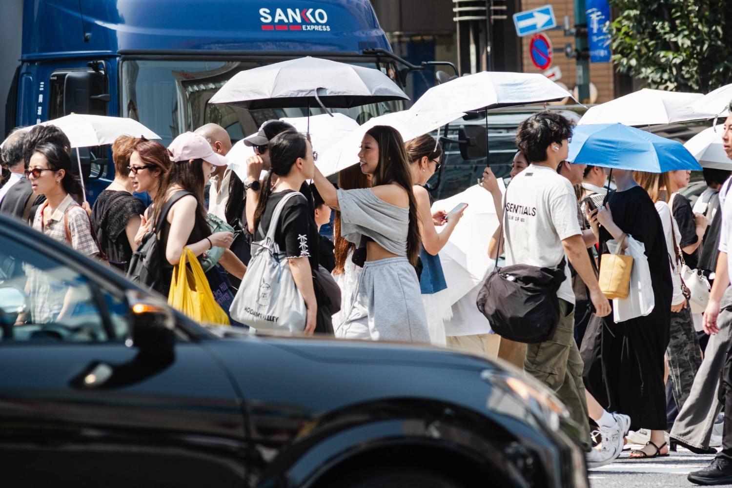  Japanese population drops below 120 million 