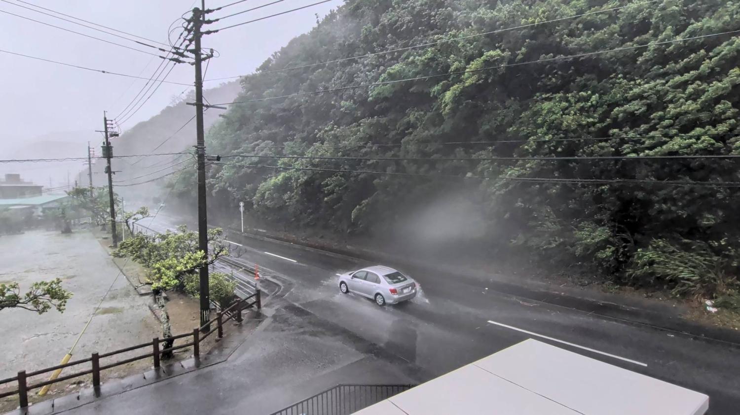  Typhoon Dolphin hits Okinawa, with China shutting ports ahead of landfall 
