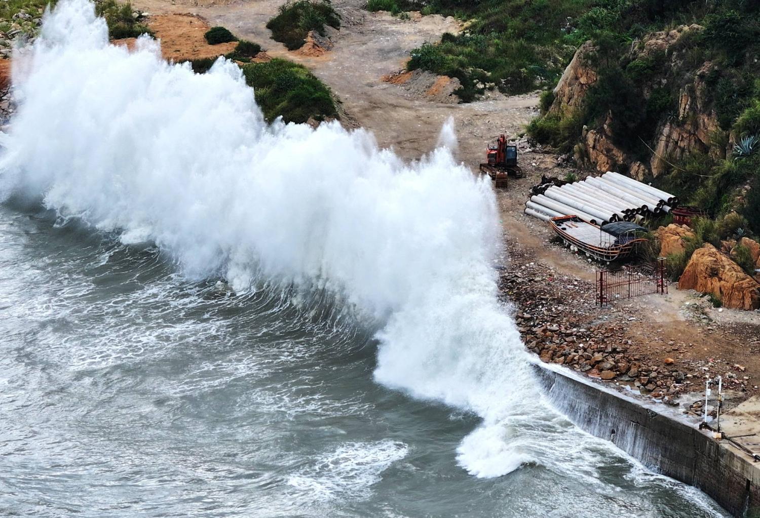  Typhoon Dolphin makes landfall in China after evacuations, flight cancellations 